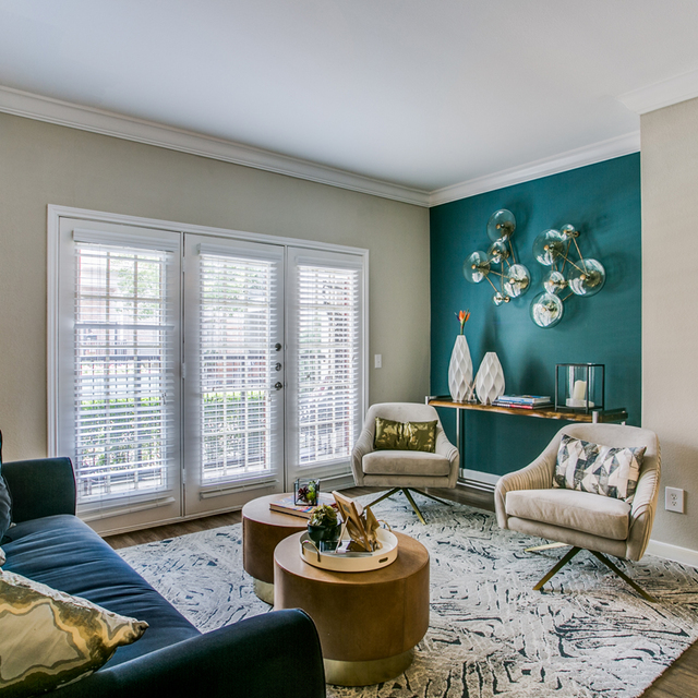 The Gael - Carpeted Living Room